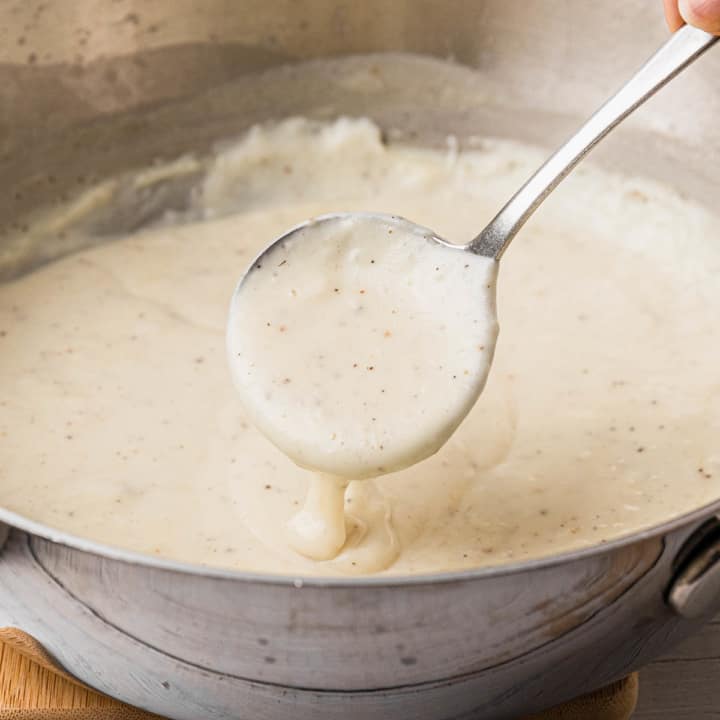 the completed southern white gravy recipe in the pan